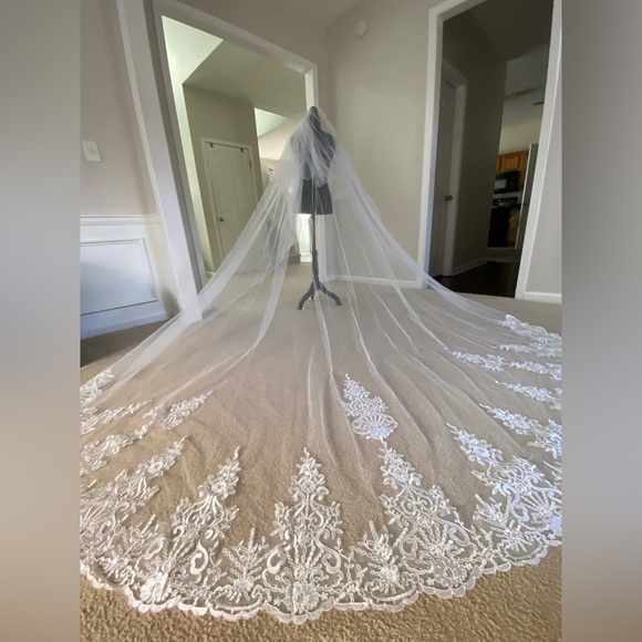 Elegant White Lace Bridal Veil main image 7